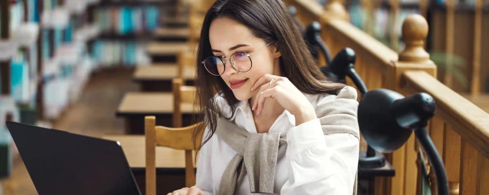 étudiante travaillant à la bibliothèque nationale de France sur des ressources accessibles gratuitement en ligne