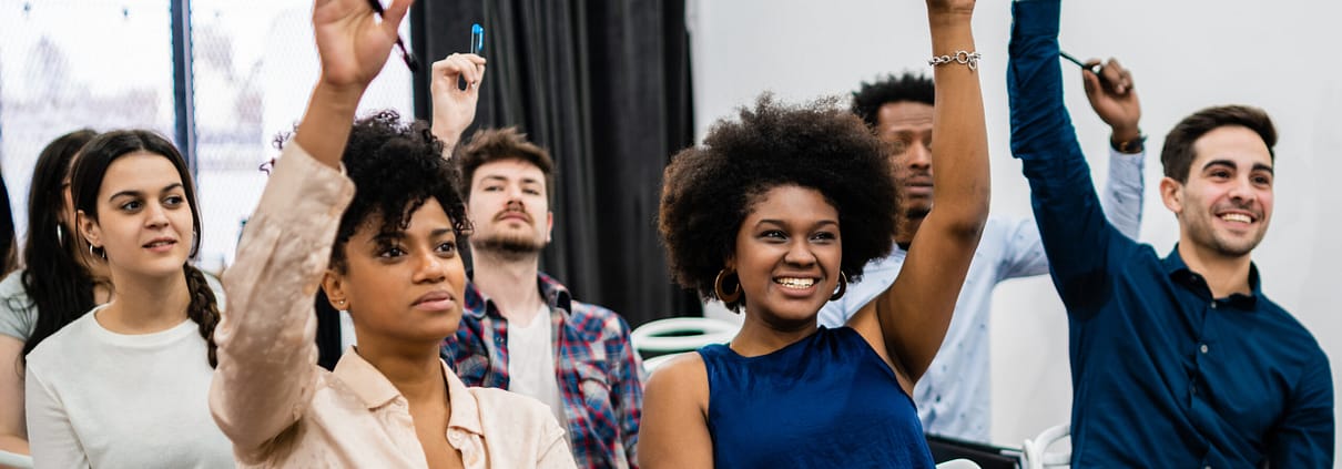Reunion d'une formation professionelle, les participants lèvent la main
