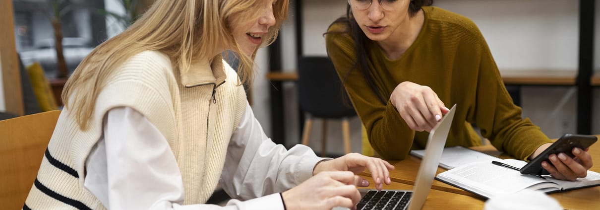 etudiantes cherchant une alternance sur un ordinateur