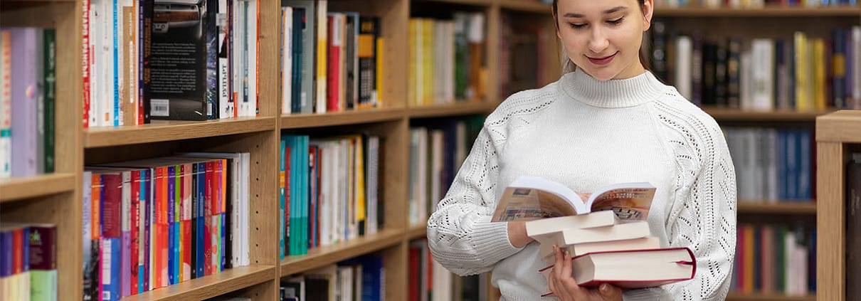 femme dans une bibliotheque