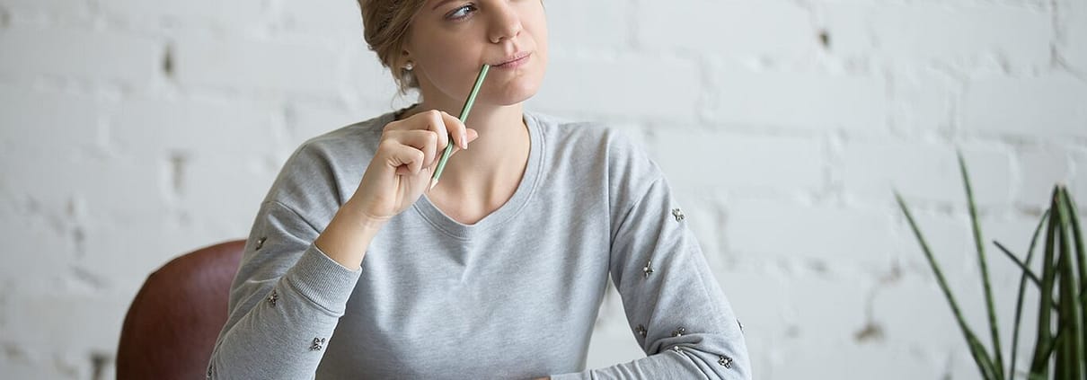 femme qui reflechit à son orthographe