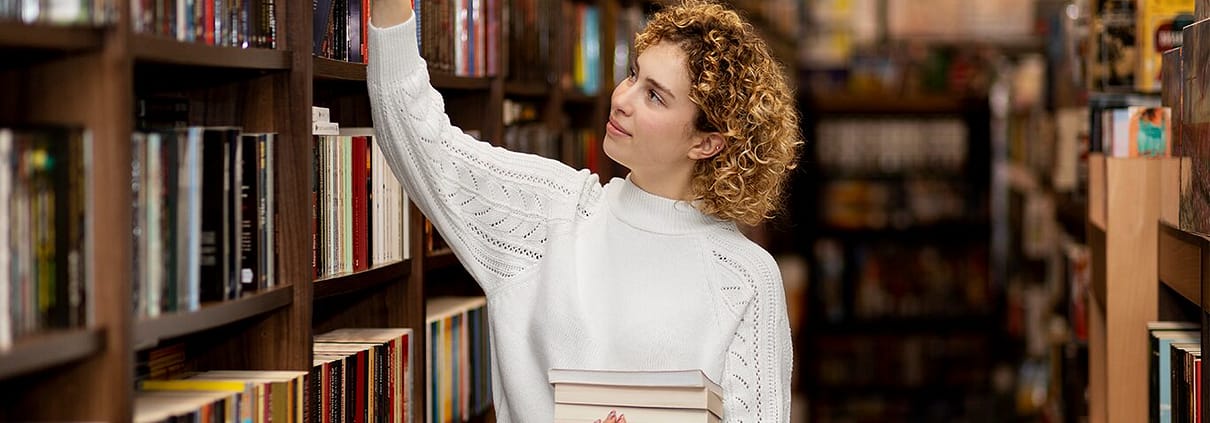 libraire rangeant des livres