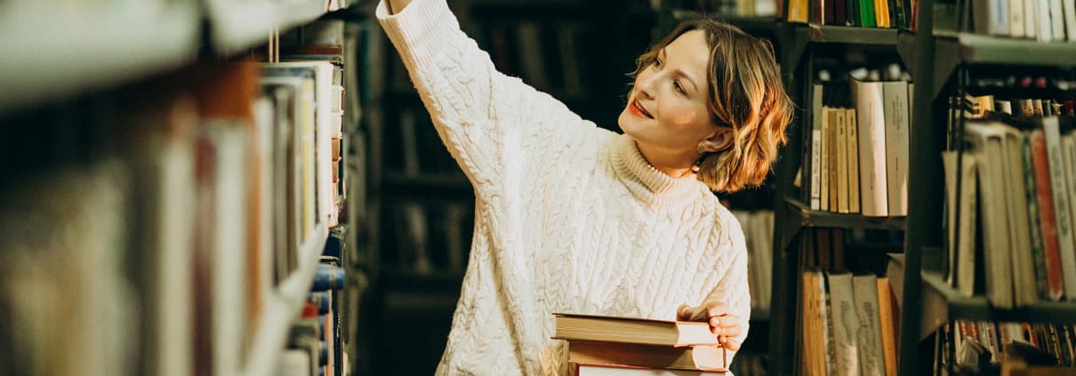 bibliothécaire avec des livres dans un rayon