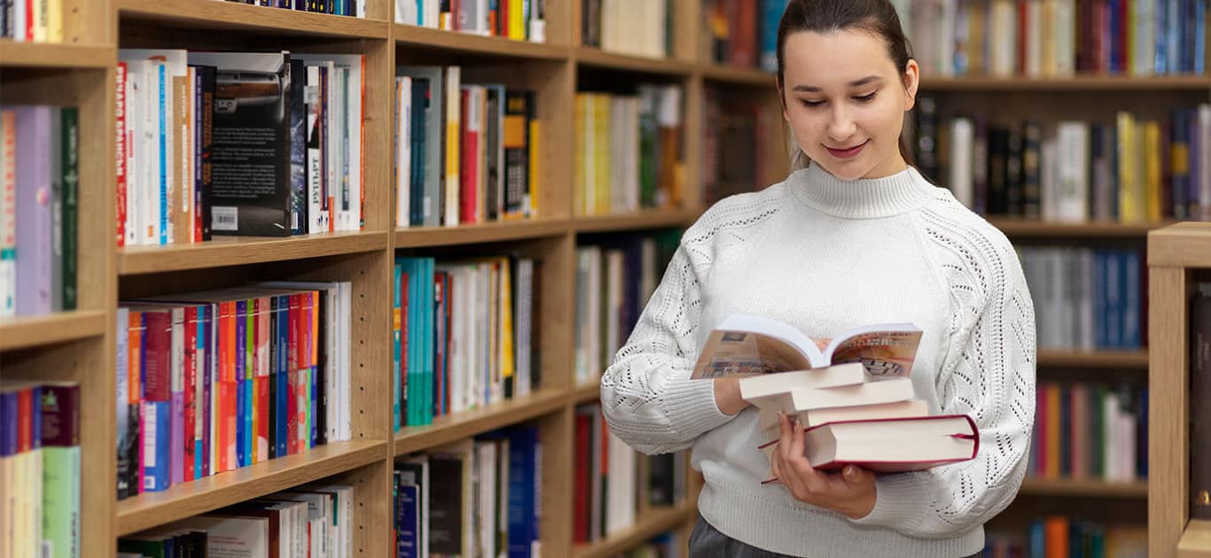 femme dans une bibliotheque
