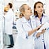 femmes vendeuse en parapharmacie