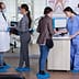 secrétire médicale accueillant des patients