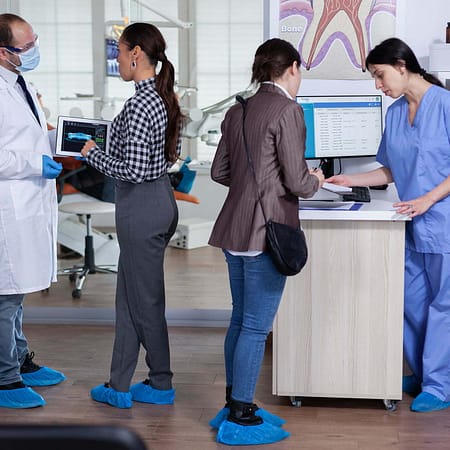 secrétire médicale accueillant des patients