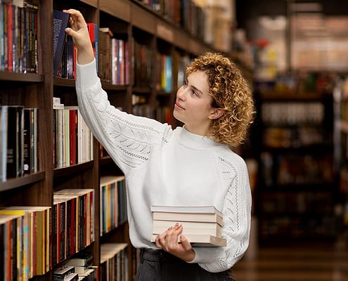libraire rangeant des livres